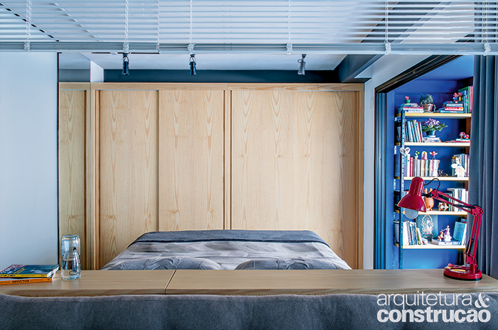 O paredão à frente da cama foi inteiramente ocupado com o armário de pínus. Com portas de correr, ele totaliza 3 m de comprimento.