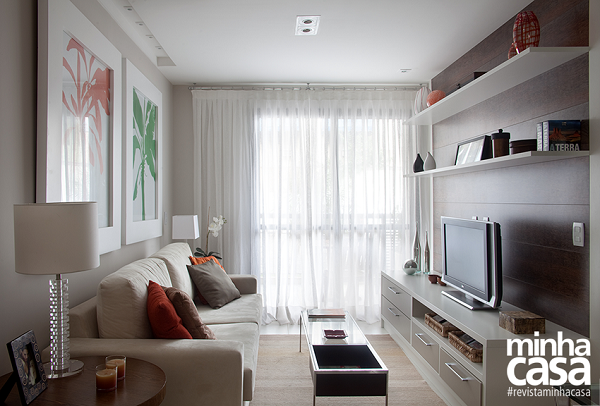 <span>Cortinas de voal translúcidas convidam a luz natural a entrar e deixam ver a varanda, o que faz o ambiente parecer maior. </span>Projeto o arquiteto Luiz Fernando Grabowsky <span>Cortinas de voal translúcidas convidam a luz natural a entrar e deixam ver a varanda, o que faz o ambiente parecer maior. </span>Projeto o arquiteto Luiz Fernando Grabowsky