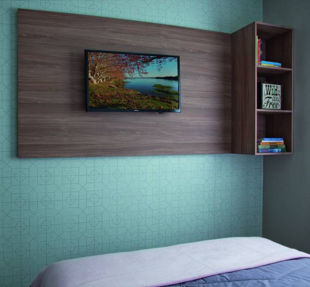 <span>O painel com nichos se destaca sobre o delicado papel de parede. Projeto da designer de interiores Maria Veridiana Leoni, da M2House e do arquiteto Kennory Weston, da KW Arquitetura.</span> <span>O painel com nichos se destaca sobre o delicado papel de parede. Projeto da designer de interiores Maria Veridiana Leoni, da M2House e do arquiteto Kennory Weston, da KW Arquitetura.</span>