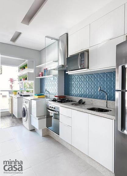 Cozinha pequena branca com azulejos azuis e marcenaria branca