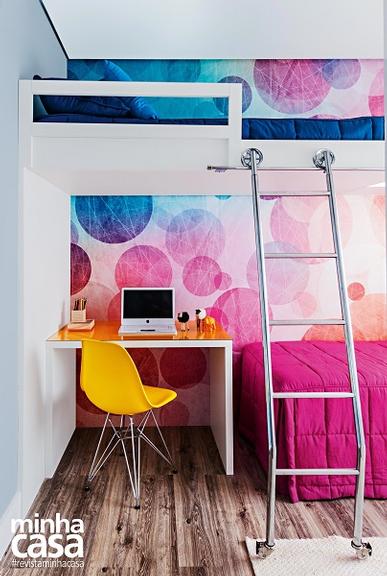 <span>O quarto infantil prima pelas cores vibrantes no papel de parede, nos móveis e nos objetos. Projeto da designer de interiores Adriana Fontana.</span>