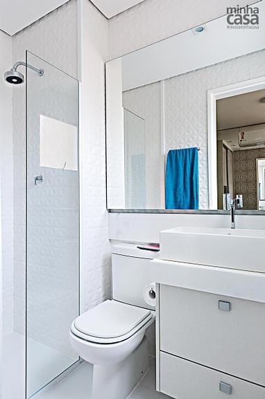 <span>Todo branco, o ambiente serve de contraponto ao restante do projeto que abusa das cores. Projeto da designer de interiores Adriana Fontana.</span> <span>Todo branco, o ambiente serve de contraponto ao restante do projeto que abusa das cores. Projeto da designer de interiores Adriana Fontana.</span>