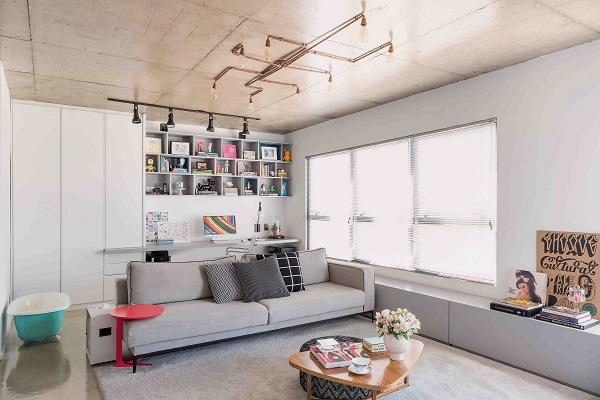 O piso de cimento queimado entregue pronto pela construtora do prédio dá um ar industrial à sala projetada por Camila Benegas e Paula Motta, do escritório Casa 2 Arquitetos. O piso de cimento queimado entregue pronto pela construtora do prédio dá um ar industrial à sala projetada por Camila Benegas e Paula Motta, do escritório Casa 2 Arquitetos.