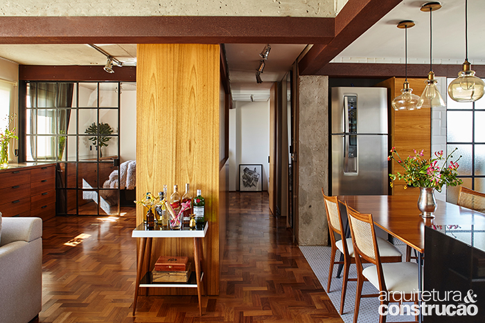 Da porta de entrada, é possível visualizar até os fundos da planta, claramente distribuída em dois setores: áreas secas, com sala e quartos (à esq.), e molhadas, com cozinha, banheiro e área de serviço (à dir.).