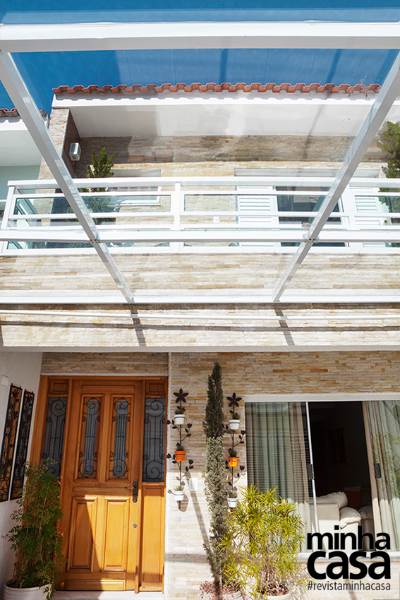 A cobertura transparente da garagem – uma estrutura de metal com vidro temperado 9 mm, mesmos materiais do guarda-corpo da varanda – permite que a luz natural alcance a sala. O beiral do telhado revela apenas o contorno das telhas romanas com pouca inclinação (30%). A cobertura transparente da garagem – uma estrutura de metal com vidro temperado 9 mm, mesmos materiais do guarda-corpo da varanda – permite que a luz natural alcance a sala. O beiral do telhado revela apenas o contorno das telhas romanas com pouca inclinação (30%).