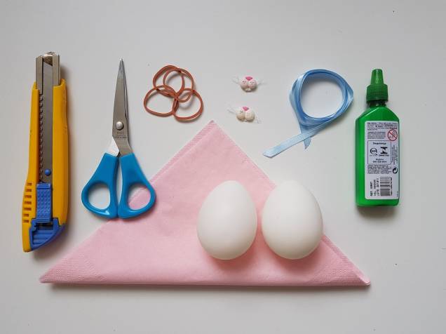 Material: Ovos de plástico, ovos galinha ou pata ou de isopor, guardanapos de tecido ou papel, estilete, lixa, elástico de borracha, fita de cetim azul claro 7mm (ou outra cor) e focinhos de coelho. Material: Ovos de plástico, ovos galinha ou pata ou de isopor, guardanapos de tecido ou papel, estilete, lixa, elástico de borracha, fita de cetim azul claro 7mm (ou outra cor) e focinhos de coelho.