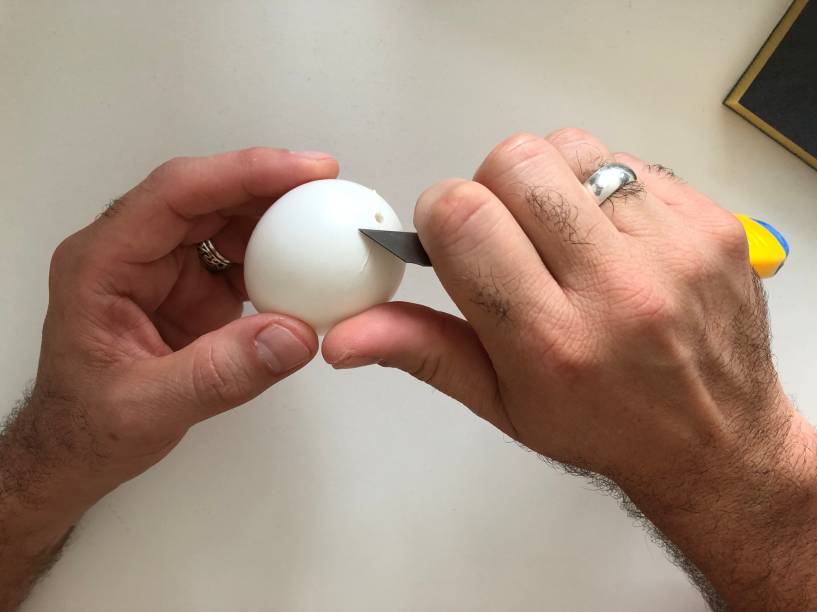 1- Se for ovos de plástico, tirar as aparas com estilete. 1- Se for ovos de plástico, tirar as aparas com estilete.