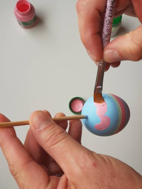 15- Pinte a parte inferior fazendo o mesmo movimento da etapa anterior. 15- Pinte a parte inferior fazendo o mesmo movimento da etapa anterior.