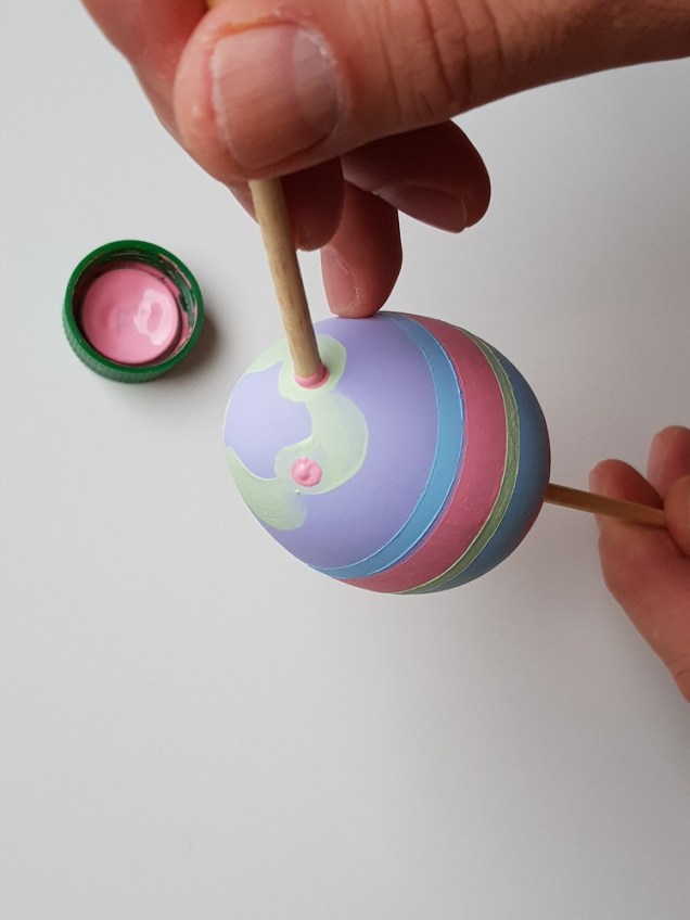 16- Use a ponta do espetinho para pintar as bolinhas na parte superior.