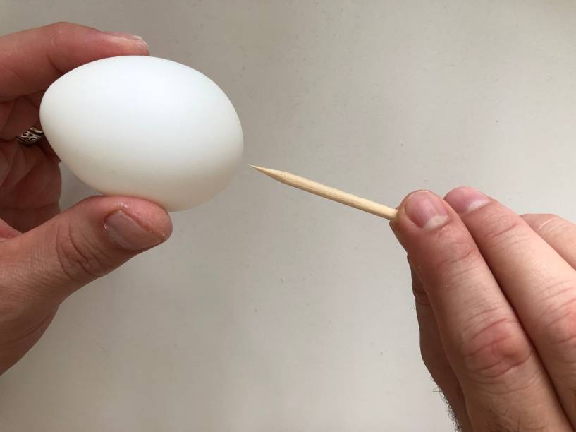 3- Colocar o espetinho para churrasco no furo existente. Caso ele esteja tapado, usar a ponta do estilete para abri-lo, girando-a para os lados. 3- Colocar o espetinho para churrasco no furo existente. Caso ele esteja tapado, usar a ponta do estilete para abri-lo, girando-a para os lados.