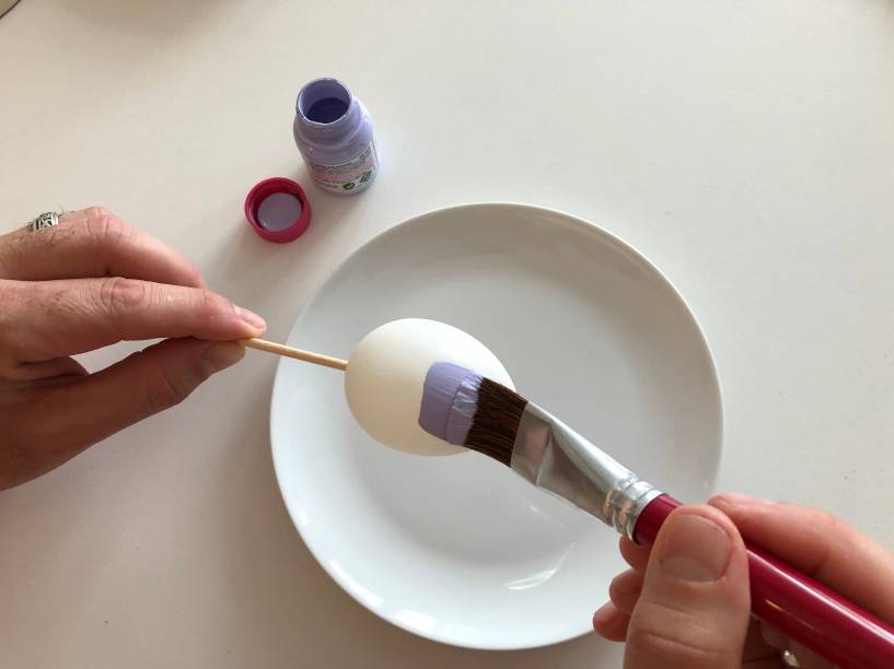 4- Caso queira pintar o ovo com duas cores, dividi-lo com uma linha imaginária, pintando a primeira metade. 4- Caso queira pintar o ovo com duas cores, dividi-lo com uma linha imaginária, pintando a primeira metade.