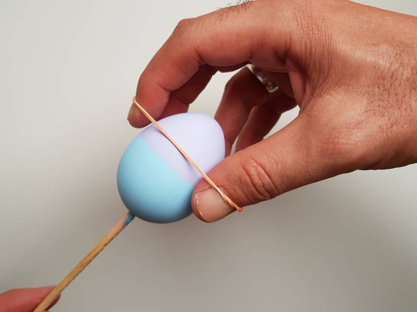 7- Se quiser um acabamento mais delicado, coloque um elástico de borracha para servir de guia para a faixa central. 7- Se quiser um acabamento mais delicado, coloque um elástico de borracha para servir de guia para a faixa central.