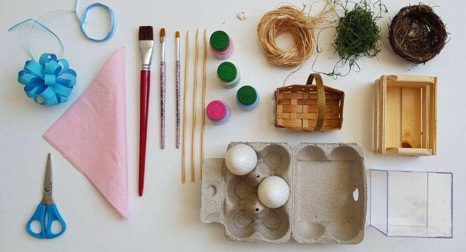 Materiais: Ovos de plástico (os que vão ser mostrados), ovos de verdade (galinha ou pata), ovos de isopor estilete; lixa; tinta acrilex pva (melhor cobertura) ou acrílica fosca, nas cores: verde primavera, azul hortênsia, rosa e lilás bebê; goma laca incolor; pincel chato; pincel chato com a ponta arredondada; elástico de borracha e espetinho para churrasco. Materiais: Ovos de plástico (os que vão ser mostrados), ovos de verdade (galinha ou pata), ovos de isopor estilete; lixa; tinta acrilex pva (melhor cobertura) ou acrílica fosca, nas cores: verde primavera, azul hortênsia, rosa e lilás bebê; goma laca incolor; pincel chato; pincel chato com a ponta arredondada; elástico de borracha e espetinho para churrasco.
