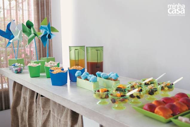 Reservar um espaço para expor comidas e bebidas simplifica o serviço. Basta ficar de olho para repor os itens que estiverem no fim. Acomodar todos os quitutes em recipientes inquebráveis garante a segurança da turminha. As lojas especializadas estão repletas de opções descartáveis, de plástico ou de papel, bonitas e muito em conta. Se preferir investir um pouco mais, adote modelos reutilizáveis, que podem voltar à ativa em outras festas ou até mesmo no dia a dia da casa. Reservar um espaço para expor comidas e bebidas simplifica o serviço. Basta ficar de olho para repor os itens que estiverem no fim. Acomodar todos os quitutes em recipientes inquebráveis garante a segurança da turminha. As lojas especializadas estão repletas de opções descartáveis, de plástico ou de papel, bonitas e muito em conta. Se preferir investir um pouco mais, adote modelos reutilizáveis, que podem voltar à ativa em outras festas ou até mesmo no dia a dia da casa.