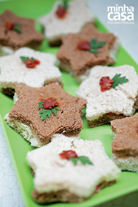 Cortados com molde para biscoitos, pães de forma comum e preto compõem os sanduíches dos adultos. Cortados com molde para biscoitos, pães de forma comum e preto compõem os sanduíches dos adultos.