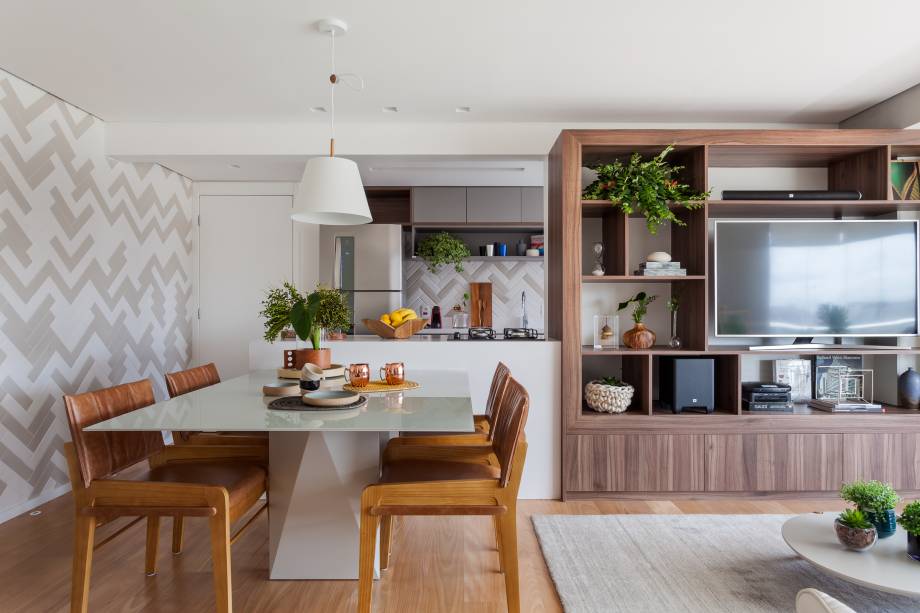 Sala e quartos ganharam marcenaria (Todeschini) na cor marrom. Sala e quartos ganharam marcenaria (Todeschini) na cor marrom.