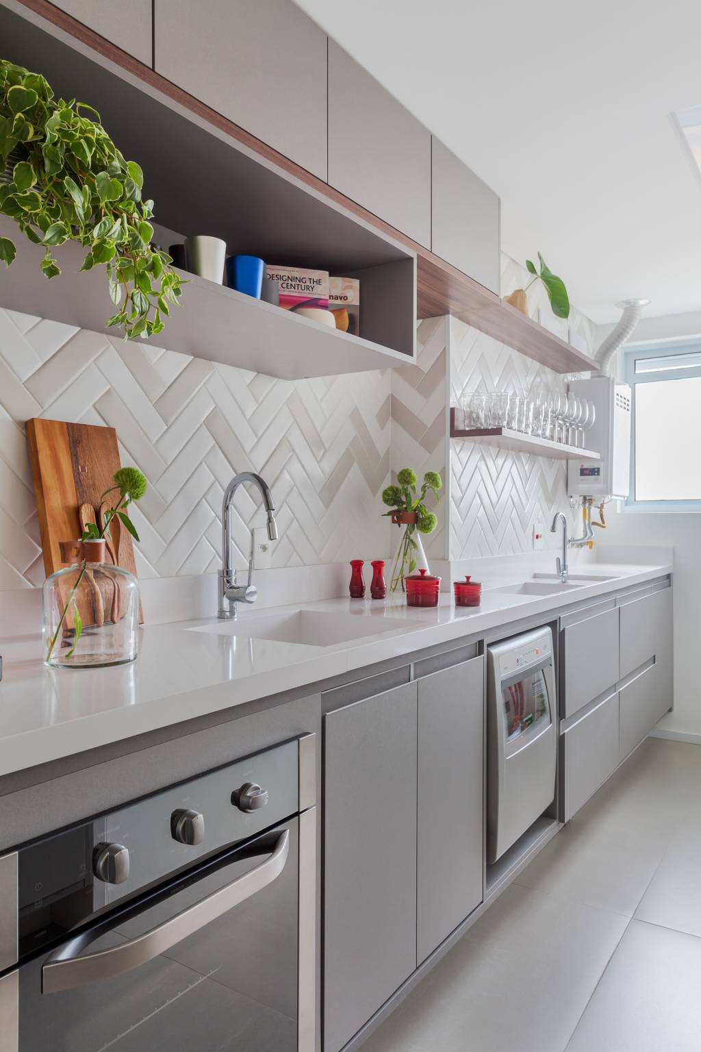 Este apê de 79 m² é todo integrado e tem acabamentos modernos Cozinha com marcenaria cinza e backsplash neutro
