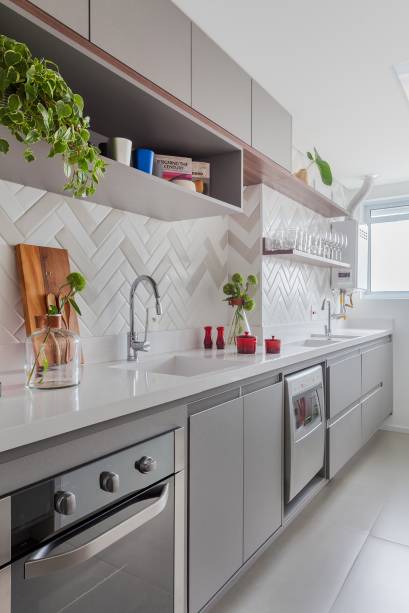 A cozinha ganhou marcenaria (Todeschini) na cor cinza. A cozinha ganhou marcenaria (Todeschini) na cor cinza.