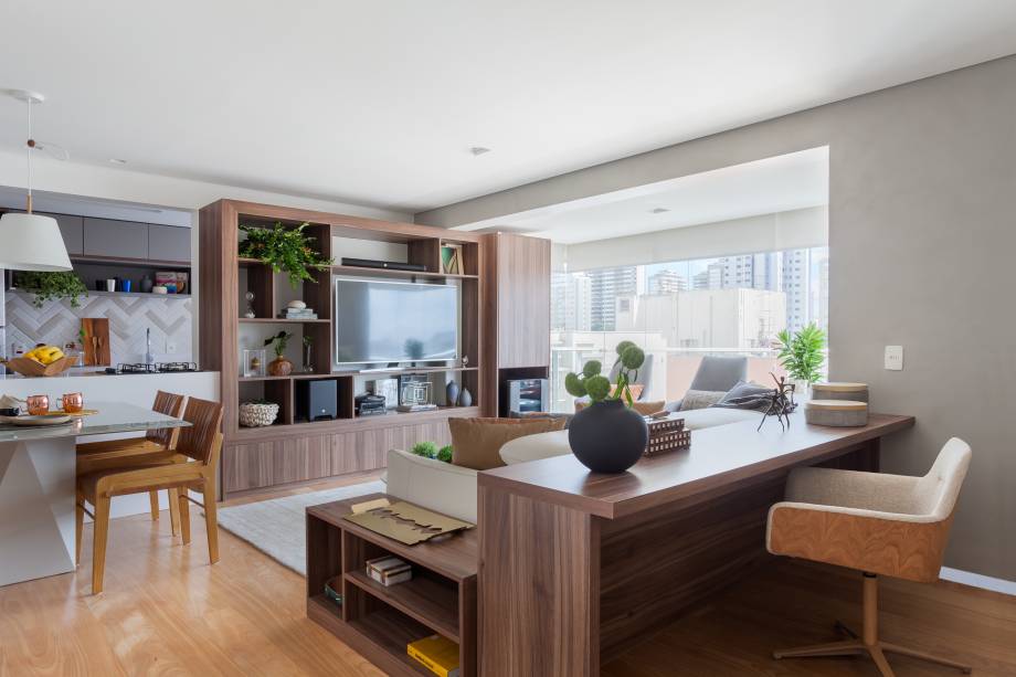 A bancada que fica atrás do sofá serve como escritório. A bancada que fica atrás do sofá serve como escritório.