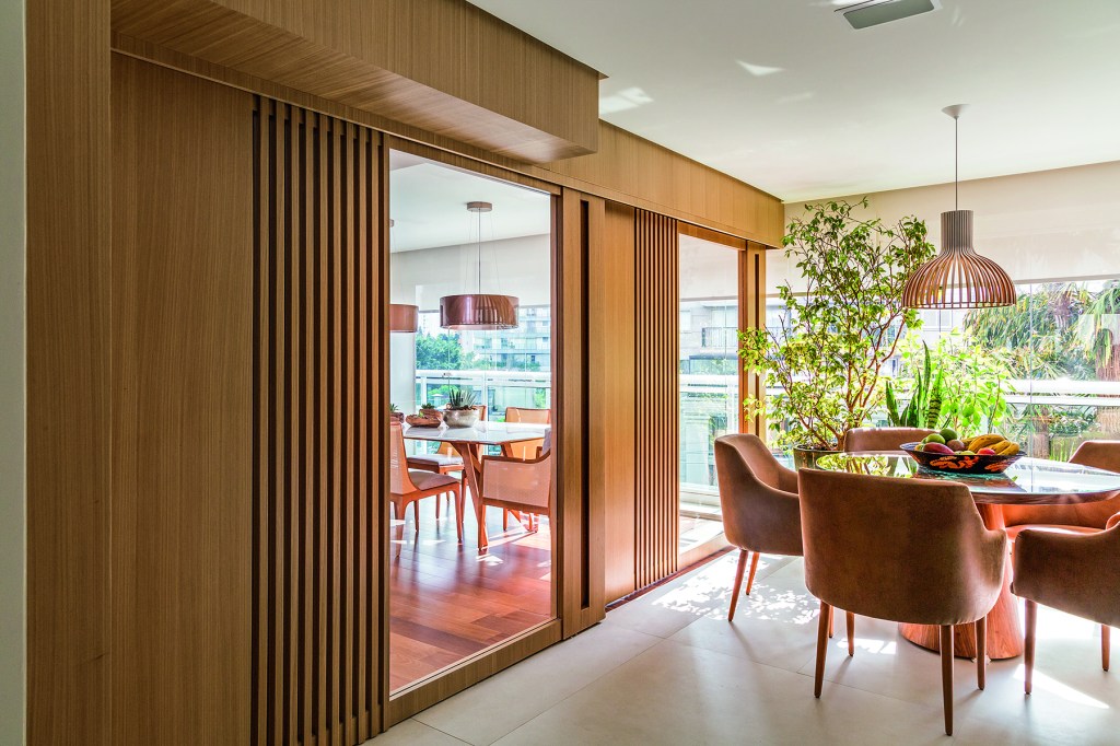 Sala de estar; varanda; ambiente integrado; piso de porcelanato; porta; painel