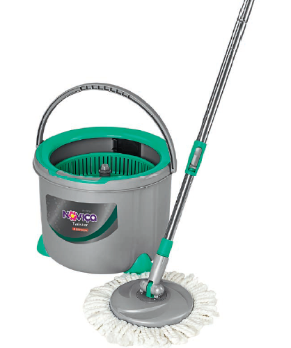 Por ter cabo articulado, o Noviça Mop Twister, da Bettanin, alcança até embaixo dos móveis. Vem com balde (6 litros) com sistema de torção que facilita a limpeza das cerdas de microfibra do mop. Kalunga , R$ 159