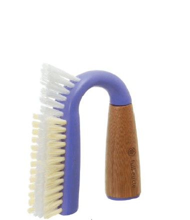 Da marca Full Circle, com pegada ecológica, esta escova é de plástico reciclado e bambu. Tem cerdas duras no centro e macias nas laterais, e seu formato favorece o manuseio na hora do esfrega-esfrega. Etna, R$ 15,99