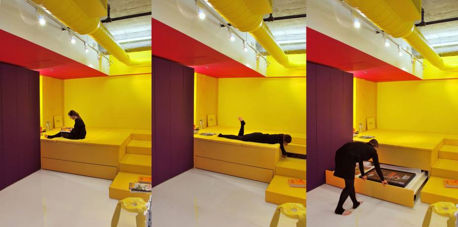 Painéis de vinil polido e pintura de resina epóxi nos tons favoritos do morador, um colecionador de arte, criam diferentes focos de cor no dormitório do loft de 130 m² em Montreal. Obra do arquiteto Jean Verville.