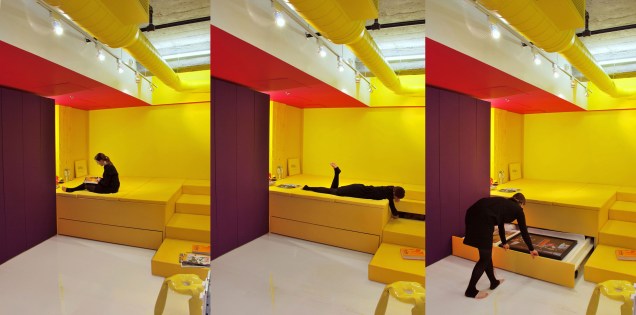 Painéis de vinil polido e pintura de resina epóxi nos tons favoritos do morador, um colecionador de arte, criam diferentes focos de cor no dormitório do loft de 130 m² em Montreal. Obra do arquiteto Jean Verville.