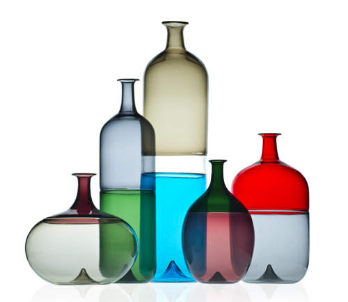 O designer finlandês Tapio Wirkkala apaixonou- se nos anos 60 pela técnica de unir massas de vidro coloridas durante a sopragem, criando a coleção Bolle, reeditada pela Venini. O vaso maior (47 cm de altura) custa € 2 mil.
