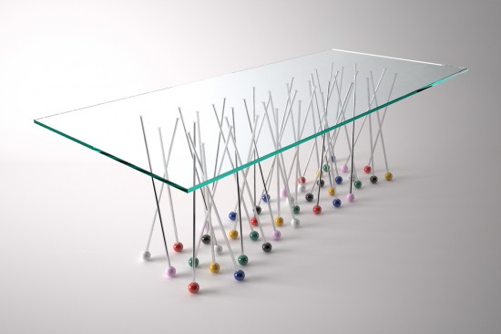 De vidro e base de aço inox, a mesa Liaison, do italiano Daniele Ragazzo, joga com a ideia de apoiar- -se sobre alfinetes. Mede 0,74 x 1 x 2,30 m e vale € 12 mil no site do Spazio Rossana Orlandi.