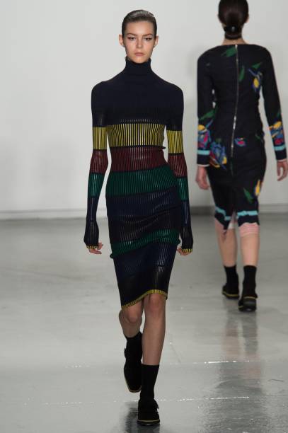 Com sede em Nova York, os estilistas Max Osterweis e Erin Beatty assinam o vestido de malha mescla de algodão da Suno. Por US$ 1 295, no endereço eletrônico da grife.
