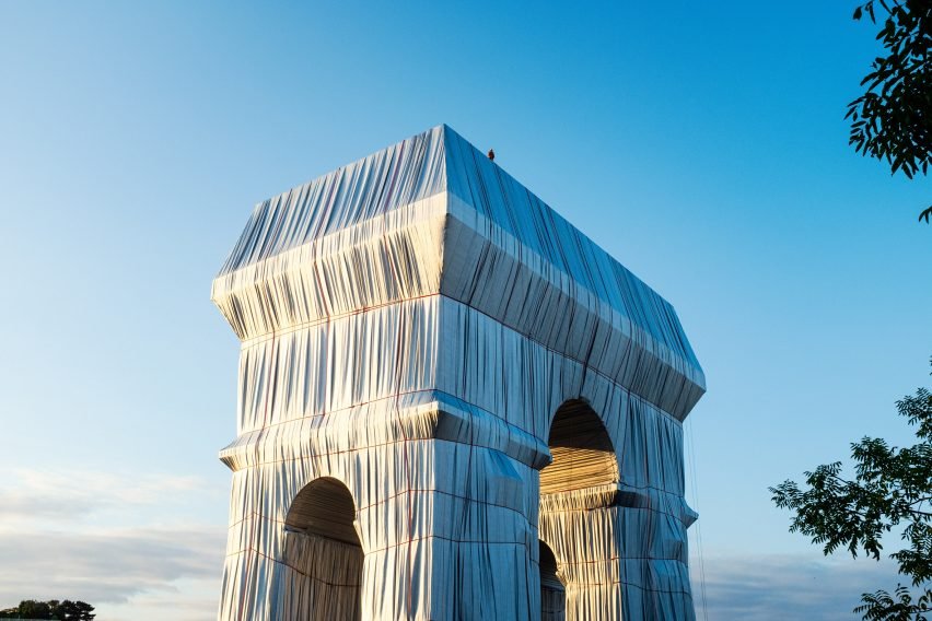 O Arco do Triunfo foi “embalado” em instalação artística