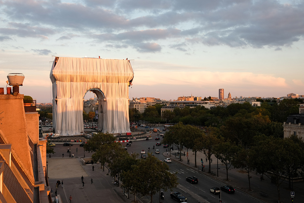 O Arco do Triunfo foi “embalado” em instalação artística