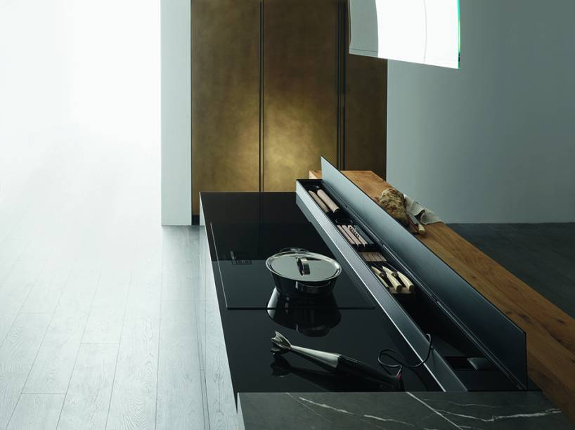 A Artematica, da Valcucine, aposta em materiais puros, como a pedra Antalya Grey da bancada. A canaleta para utensílios abre e fecha com um simples toque.