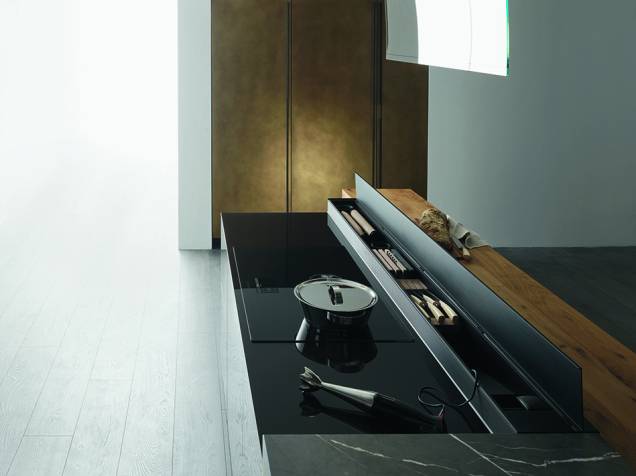 A Artematica, da Valcucine, aposta em materiais puros, como a pedra Antalya Grey da bancada. A canaleta para utensílios abre e fecha com um simples toque. A Artematica, da Valcucine, aposta em materiais puros, como a pedra Antalya Grey da bancada. A canaleta para utensílios abre e fecha com um simples toque.