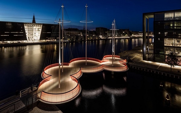 Artista cria ponte móvel só para pedestres e ciclistas em Copenhague