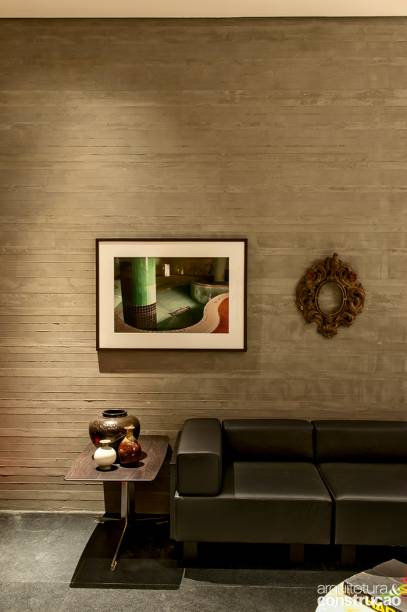 Paredes com textura: para simular o efeito de réguas de concreto moldado in loco, o arquiteto Pedro Lázaro aplicou a textura italiana Archi-Concreto (i Colori) em faixas de 5 cm de largura que alternam baixo e alto-relevo.