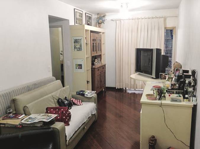 Sala pequena: um antes e depois de 16 m² com cores, móveis renovados e DIY. Projeto de Ana Carolina e Mariana Lima Orsolini.