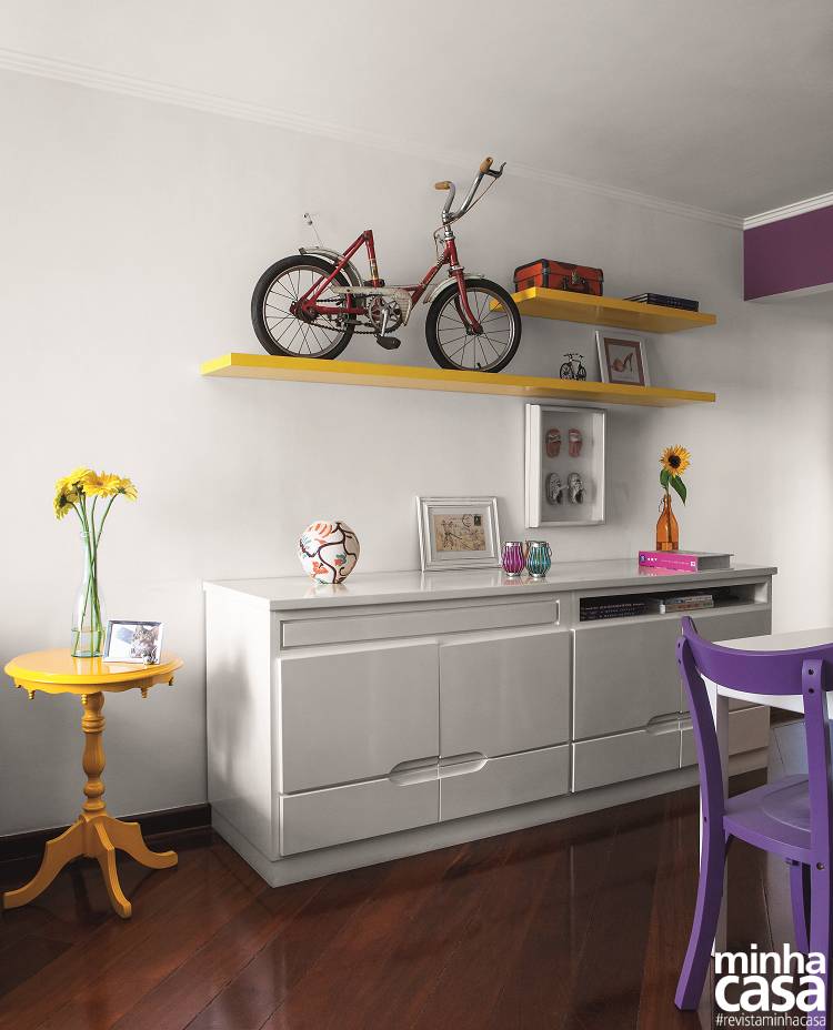 Sala pequena: um antes e depois de 16 m² com cores, móveis renovados e DIY. Projeto de Ana Carolina e Mariana Lima Orsolini.