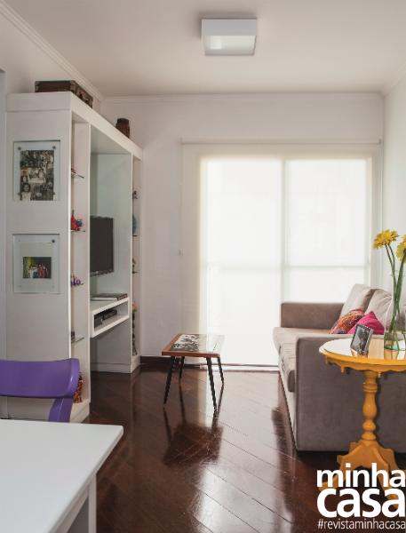 Sala pequena: um antes e depois de 16 m² com cores, móveis renovados e DIY. Projeto de Ana Carolina e Mariana Lima Orsolini.