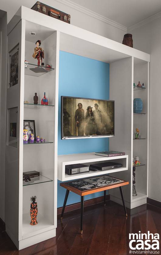 Sala pequena: um antes e depois de 16 m² com cores, móveis renovados e DIY. Projeto de Ana Carolina e Mariana Lima Orsolini.