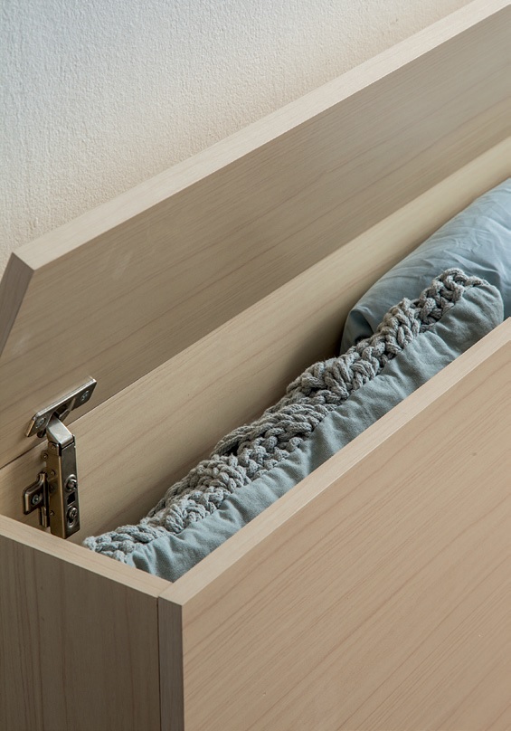 quarto-de-casal-com-lambris-no-teto-tem-espaco-para-tudo