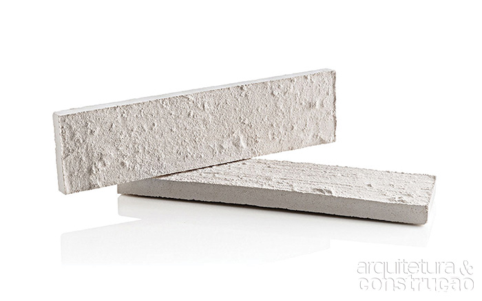 A linha Clássica na cor Aspen, feita
de argila cerâmica, exibe volumetria
sutil obtida na prensagem. Tem 6,2 x 24,8 cm e 1,4 cm de espessura. Para interiores e exteriores. Da Brick Studio, à venda na Villa Ibiza. Custa R$ 278 o m².