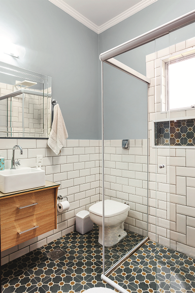 azulejos-de-metro-banheiro-renovado-com-subway-tiles-01