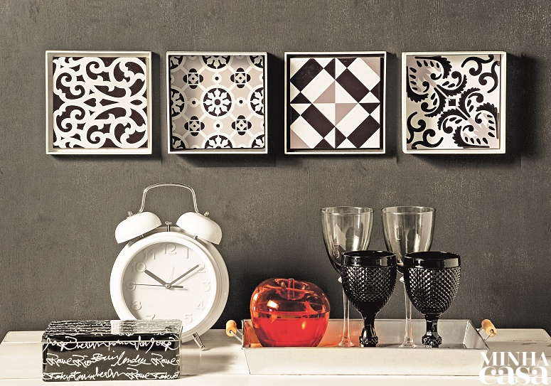 Compor um conjunto de quadros com estampas de mesmo estilo e tonalidade é chique e combina com qualquer ambiente. Para montar as peças, fixe o azulejo com cola branca na parte interna da tampa de uma caixa de madeira.