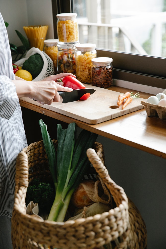 7 dicas para higienizar mesas e bancadas de madeira na cozinha
