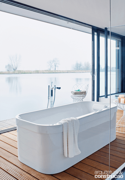 Geometria básica: a borda concisa, fina e circular contrasta com o interior confortável e de grande volume da peça da coleção Happy D.2, da fabricante alemã Duravit. Assinada pelo estúdio Sieger Design, a banheira oval de 80 x 48 x 180 cm é independente, colocada diretamente sobre o chão. O material acrílico prima pela resistência. No Brasil, está disponível na Interbagno, à venda por R$ 15 223,41.