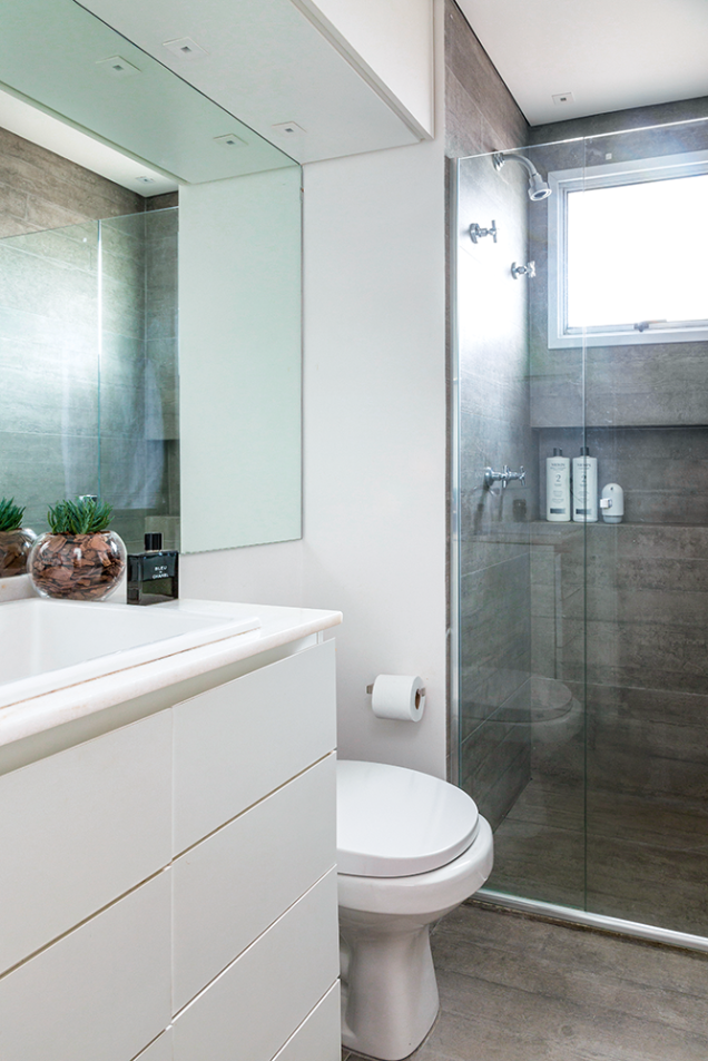 <p style="text-align:justify;">º Para um visual masculino, pintura epóxi branca fosca e revestimento que imita concreto - a cerâmica usada saiu de linha, por isso a arquiteta Beatriz Ottaiano, do escritório Doob Arquitetura, sugere o porcelanato Concretíssyma Matiz Grigio, de 0,60 x 1,20 m (Portobello Shop, R$ 99 o m2). Enquanto o gabinete inferior guarda os itens do dia a dia, um armário alto estoca produtos de higiene e toalhas - sob essa marcenaria, minidicróicas jogam luz no espelho.</p> <p style="text-align:justify;">º Para um visual masculino, pintura epóxi branca fosca e revestimento que imita concreto - a cerâmica usada saiu de linha, por isso a arquiteta Beatriz Ottaiano, do escritório Doob Arquitetura, sugere o porcelanato Concretíssyma Matiz Grigio, de 0,60 x 1,20 m (Portobello Shop, R$ 99 o m2). Enquanto o gabinete inferior guarda os itens do dia a dia, um armário alto estoca produtos de higiene e toalhas - sob essa marcenaria, minidicróicas jogam luz no espelho.</p>