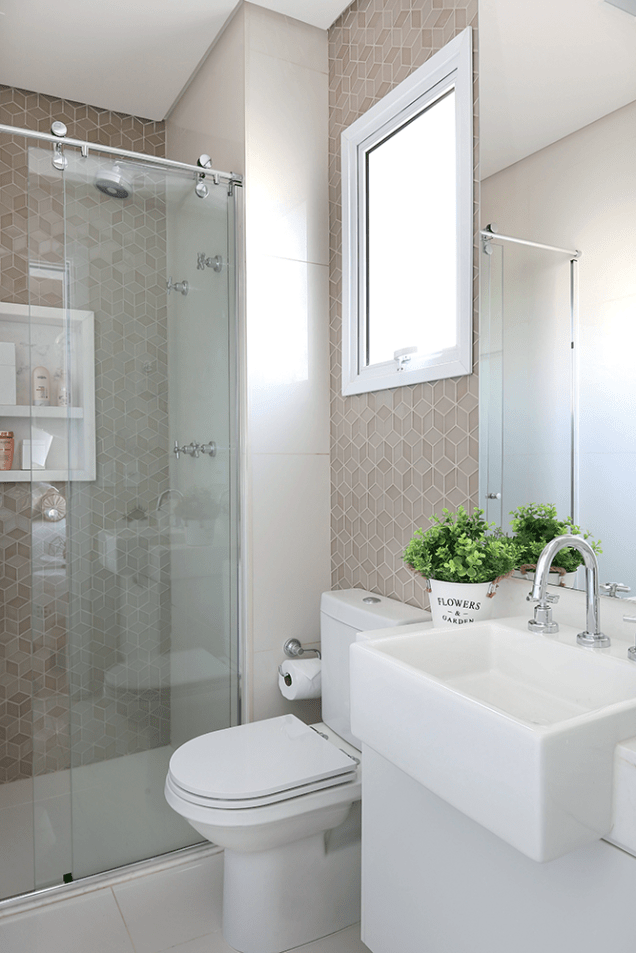 <p style="text-align:justify;">º Como personalizar um banheiro de 2,80 m² novo e branquinho? A resposta dos arquitetos do Oficina 11.11 foi substituir parte do porcelanato Diamante Flash Polido (60 x 60 cm, da Portinari) das paredes por um mosaico de vidro com efeito 3D, o Box Beige, da Porto Design (Suriel Revestimento, R$ 1 154 a caixa com 1,40 m²). A área do chuveiro ganhou, ainda, um nicho de quartzo branco e um boxe com roldanas aparentes.</p> <p style="text-align:justify;">º Como personalizar um banheiro de 2,80 m² novo e branquinho? A resposta dos arquitetos do Oficina 11.11 foi substituir parte do porcelanato Diamante Flash Polido (60 x 60 cm, da Portinari) das paredes por um mosaico de vidro com efeito 3D, o Box Beige, da Porto Design (Suriel Revestimento, R$ 1 154 a caixa com 1,40 m²). A área do chuveiro ganhou, ainda, um nicho de quartzo branco e um boxe com roldanas aparentes.</p>