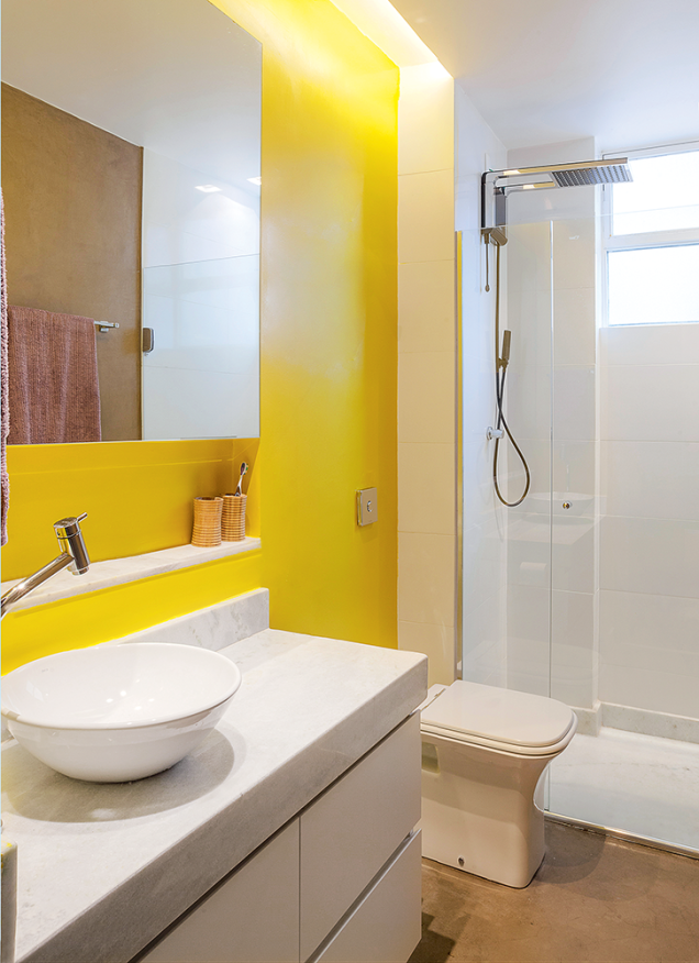 <p style="text-align:justify;">º No banheiro estreito (1,16 x 2,72 m), a bancada mede 0,42 x 1 m (gabinete da Studio Movelaria, R$ 1 760). "A torneira fica na lateral da cuba, descentralizada para melhor aproveitar a área", diz a arquiteta Natália Botelho, do Botti Arquitetura. Os acabamentos fogem do padrão: tinta Novacor Epóxi Amarelo Base DºÁgua, da Sherwin-Williams; esmalte no tom Ágata da Islândia, da Coral, na porta; e cimento queimado no piso e em outra parede.</p> <p style="text-align:justify;">º No banheiro estreito (1,16 x 2,72 m), a bancada mede 0,42 x 1 m (gabinete da Studio Movelaria, R$ 1 760). "A torneira fica na lateral da cuba, descentralizada para melhor aproveitar a área", diz a arquiteta Natália Botelho, do Botti Arquitetura. Os acabamentos fogem do padrão: tinta Novacor Epóxi Amarelo Base DºÁgua, da Sherwin-Williams; esmalte no tom Ágata da Islândia, da Coral, na porta; e cimento queimado no piso e em outra parede.</p>